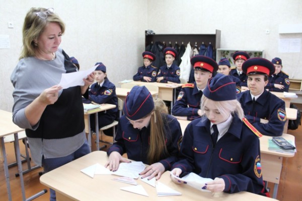 Новогодние ели доставлены в школы Кировска Луганской области
